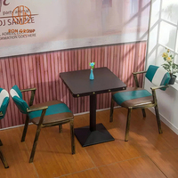 Ensemble de meubles modernes pour café-restaurant, tables carrées, canapé à rayures multicolores, fauteuil en bois, écologique