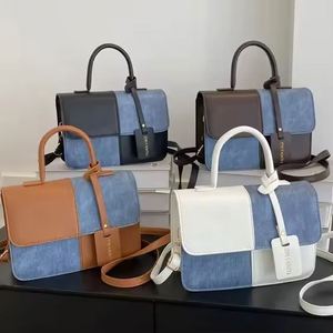 Bolsa de mimbre artesanal hecha con paja de jazmín de agua, ideal para mujeres en verano, perfecta para usar al hombro o en la playa. - Product Image 1