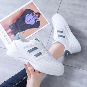 Chaussures de sport légères pour femmes, version coréenne été 2024, avec semelle épaisse, petites chaussures blanches pour les saisons d'automne et de printemps - Product Image 4