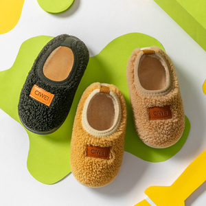 Vente en gros de pantoufles pelucheuses pour enfants de 1 à 6 ans Pantoufles en peluche pour filles Talon fermé Intérieur Maison Pantoufles chaudes d'hiver antidérapantes - Product Image 3
