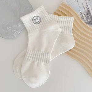 Calcetines personalizados <span class=keywords><strong>de</strong></span> media pantorrilla para mujer, estilo escolar, bonito bordado sonriente, compresión, logotipo transpirable en el cuerpo para <span class=keywords><strong>niñas</strong></span> - Product Image 3