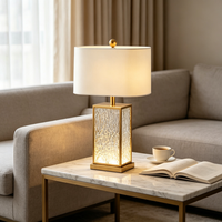 Lampe de table moderne dorée avec panneau en verre texturé transparent et abat-jour en tissu crème pour chambre à coucher, chevet, salon, suite d'hôtel