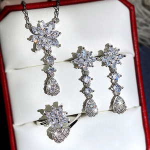 Set di Tre Collane a Goccia Floreali per Donne, Gioielli di Moda con Pietre Scintillanti, Idea Regalo - Product Image 1