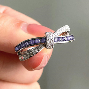 Anello a Farfalla Viola con Fiocco Incrociato per Donne, Elegante Gioiello da Dito alla Moda - Product Image 1