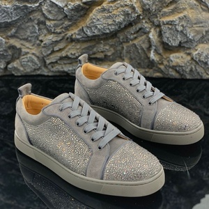 Zapatos Casuales Planos de Lujo al por Mayor para Hombre y Mujer, Zapatos de Diseñador Personalizados de Cuero Genuino con Suela Roja y Diamantes, Zapatos para Caminar - Product Image 1