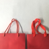Sacs cadeaux en papier noir mat de luxe faits à la main et recyclables, avec poignées en ruban, impression sérigraphique, logo personnalisé pour les vêtements