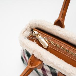 Bolso de hombro/bandolera informal retro portátil para mujer, invierno 2025, nuevo, versátil, a cuadros, con combinación de colores. - Product Image 3