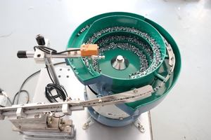 Alimentatore Vibrante Automatico Yiheda di Alta Qualità con Motore per Viti, Garanzia di 1 Anno - Product Image 3