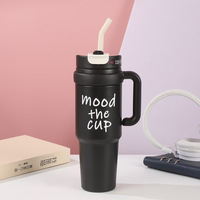 Tasse thermos réutilisable de 900ml avec gobelet en paille à bouche en silicone avec poignée bouteille d'eau à double paroi en acier inoxydable personnalisée OEM