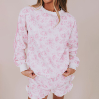 Ensemble décontracté deux pièces pour femme : Sweat-shirt rose à pois col rond et short à volants – Design élégant, vente en gros