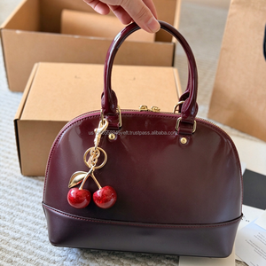 Bolso de Mano de PU Bicolor con Colgante de Cereza y Cremallera, Bolso de Hombro para Mujer, Bolso de Cuero Granulado Sabrina - Product Image 6