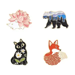 Insignia de Animal de dibujos animados de Venta caliente lindo zorro rojo gato negro erizo personalidad Animal serie pintura aleación accesorio broche