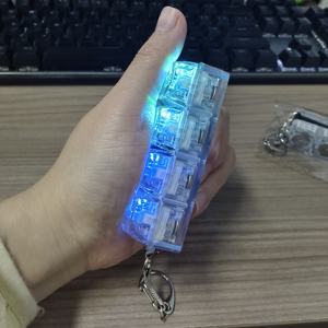 Llavero con interruptor de teclado mecánico de 4 teclas, probador de teclas, luz LED de colores, impermeable, ligero, diseño de dibujos animados, hecho a mano - Product Image 3