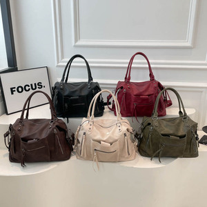 Borsa da Donna di Tendenza con Grande Capacità, Borchie Eleganti e Tracolla Versatile in Stile di Alta Moda - Product Image 4