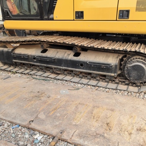 Intérieur de cabine d'excavatrice CAT avec siège d'opérateur et leviers de commande - Product Image 6