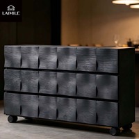 Commode noire moderne à 9 tiroirs avec façade incurvée et roulettes, une pièce en bois luxueuse idéale pour votre chambre ou votre salon