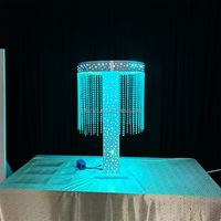 Décor de mariage suspendu avec perles de cristal et éclairage LED RGB sur support métallique rond pour la décoration de scène de fête de mariage