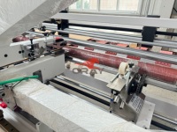 Plieuse-colleuse pneumatique à alignement latéral pour une application uniforme de la colle dans la fabrication de boîtes cadeaux pour vin et spiritueux