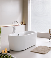 Baignoire autoportante contemporaine en acrylique à surface brillante, à parois cannelées, pour un confort de bain profond, idéale pour salle de bain de villa, avec drain inclus