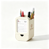 Organisateur de bureau multifonctionnel : porte-stylos, calendrier, tiroir, support pour notes adhésives, personnalisable avec logo, idéal pour cadeaux d'accueil et de rentrée
