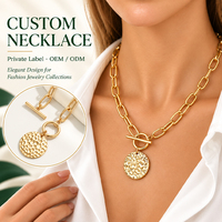 Collier pendentif disque martelé en alliage de zinc plaqué or KC avec chaîne trombone pour femme, style minimaliste de villégiature