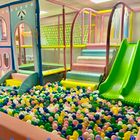 Aire de jeux intérieure pour enfants sur le thème du château, 80 m², avec piscine à balles, toboggan, escalier, structure personnalisée