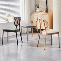 Chaise de salle à manger de style nordique moderne du milieu du siècle, Wabi-sabi, avec dossier en rotin et revêtement en cuir, pour la salle à manger et le salon