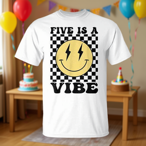 Five Is A Vibe T-shirt rétro avec visage souriant, cadeau de 5e anniversaire pour enfants - Product Image 3