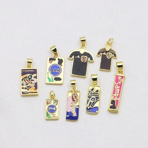HD475 Novedad: Colgantes <span class=keywords><strong>de</strong></span> esmalte chapados en oro <span class=keywords><strong>de</strong></span> 18K con diseños <span class=keywords><strong>de</strong></span> caramelo, bebida, camiseta <span class=keywords><strong>de</strong></span> fútbol para collares <span class=keywords><strong>de</strong></span> moda para hombre y mujer, venta al por mayor - Product Image 2