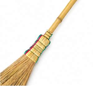 Escoba Tradicional de Coco para Jardín con Palo de Palma Natural, Escoba para Limpieza Exterior con Mango de Bambú, Hecha en Indonesia - Product Image 3