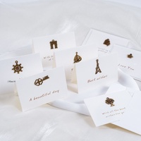 Carte de vœux simple en carton de style Ins avec bouquet de fleurs et petites cartes de message florales blanches en anglais pour anniversaire