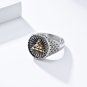 Anello da Uomo Elegante e Sofisticato con Design Vintage a Piramide Egizia in Acciaio Inossidabile che Raffigura l'«Occhio di Dio» - Product Image 4