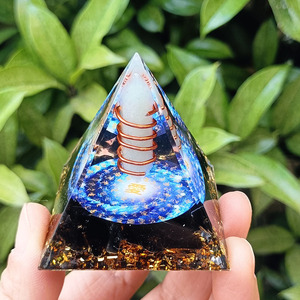 Pirámide de Cristal, Resina Epoxi, Decoración Artesanal, Adorno para Acuario, Regalo de Escritorio, Ecológico - Product Image 2
