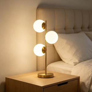 Lampe de table en fer plaqué or de luxe avec globes en verre givré, lumière décorative rétro industrielle pour hôtel, console de chevet - Product Image 1