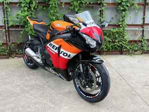 <span class=keywords><strong>Honda</strong></span> CBR1000 999cc, Motor de Cuatro Cilindros en Línea, Refrigeración Líquida, DOHC 16V, Superdeportiva de Pista, Alta Potencia, Manejo Ágil, Motocicleta Deportiva - Product Image 5