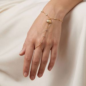 Cadena de mano de lujo ligero con circonita cúbica y colgante de concha, delicada para uso diario, joyería delicada para muñeca y mano para mujer - Product Image 4