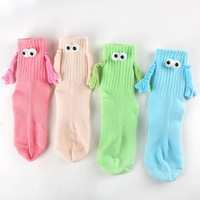Chaussettes décontractées amusantes à motif magnétique 'main dans la main', avec visages souriants de dessins animés, en coton peigné doux, pour adultes et enfants, personnalisation OEM acceptée