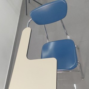 Ensemble chaise et bureau d'étudiant, plateau en plastique, structure métallique, 76,5x35x75,5cm, mobilier scolaire durable, design minimaliste - Product Image 3