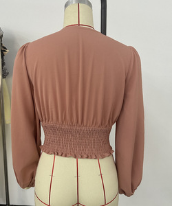Nouveau T-<span class=keywords><strong>shirt</strong></span> uni froncé à manches longues pour <span class=keywords><strong>femme</strong></span> Printemps 2026, Haut tendance à col en V cintré à la taille et manches courtes – Vente en gros transfrontalière - Product Image 4