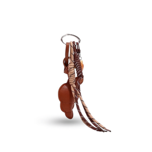 Portachiavi con ciondolo a forma di croissant, cordino intrecciato in pelle marrone, accessorio decorativo per chiavi - Product Image 1