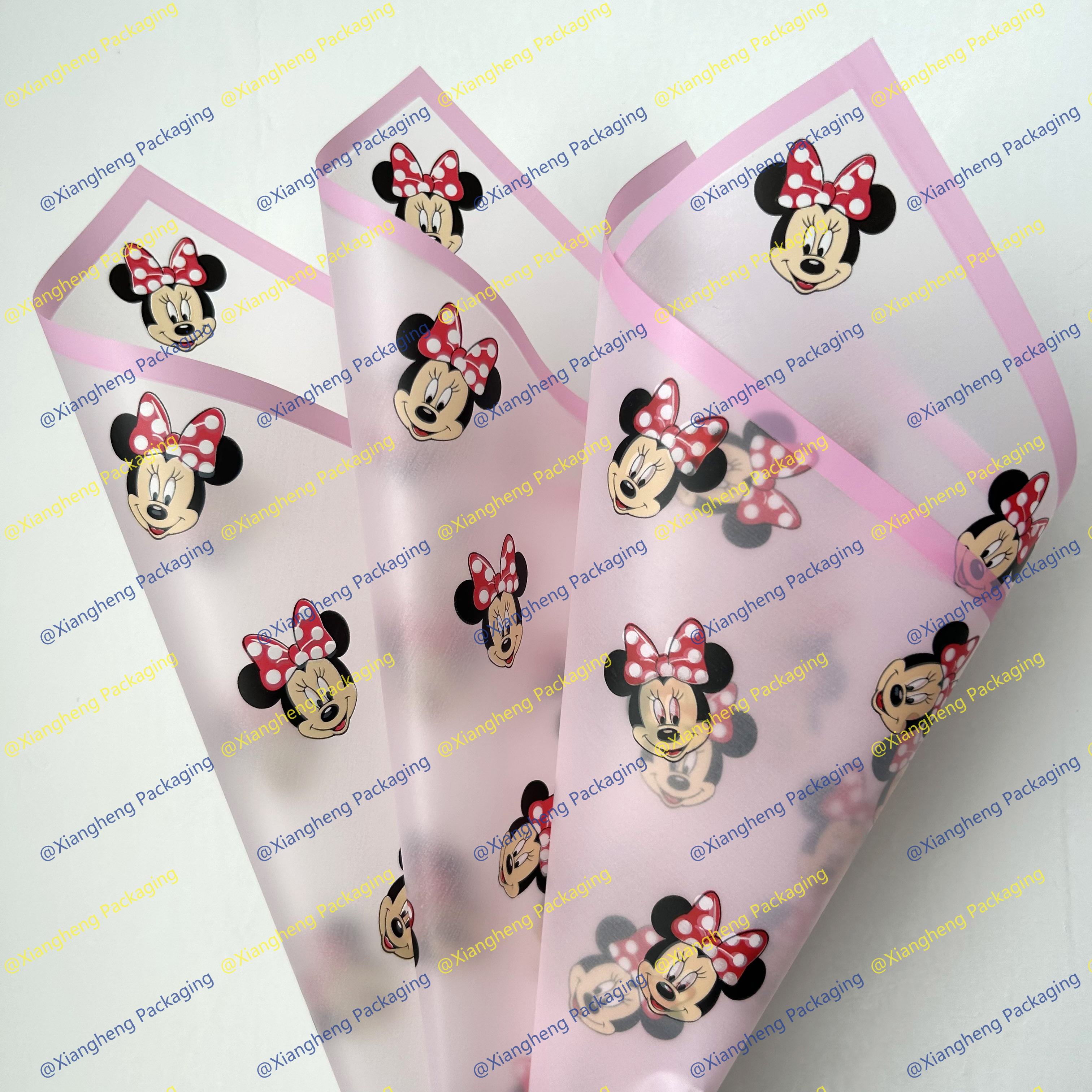 Lindo papel de Mickey Mouse: perfecto para envolver regalos