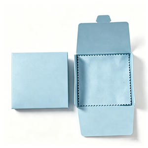 Chiffon de polissage argenté en microfibre haut de gamme 8x8cm, boîte en papier kraft premium, coussin en velours pour l'entretien de bijoux de luxe, idéal comme cadeau - Product Image 1