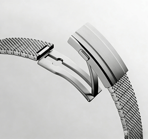 Montre de plongée en acier inoxydable avec cadran noir, lunette rotative bleue et bracelet en maille Longinesing - Product Image 5