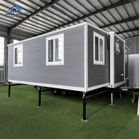 Maison modulaire à double aile avec espace de vie ouvert et plan d'aménagement intérieur personnalisé pour l'hébergement de invités dans un jardin, maison conteneur