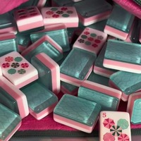 Maßgefertigte Art-Deco-Muster Blumen Cabana Grün&Rosa Acryl Luxus 160 Mahjong-Steine Amerikanisches Set