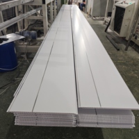 Panneau de plafond en PVC blanc pur imperméable moderne, fourni par l'usine, avec ligne argentée, panneau stratifié plat pour la décoration intérieure
