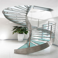 Minimalistische Geschwungene Treppe mit Klarglas-Stufen und Metallstruktur für Moderne Häuser