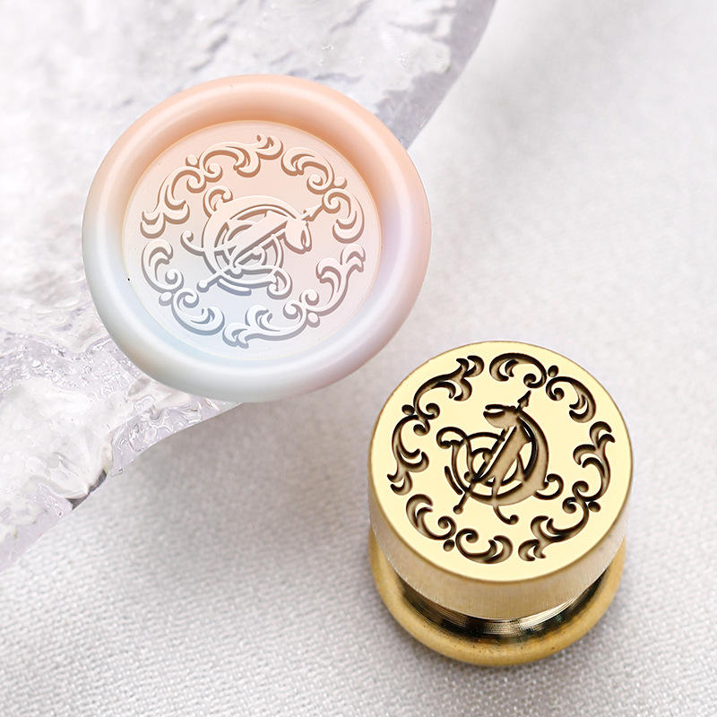 Lettre gothique C (mini tête laser en cuivre)