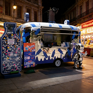 Carrito de Bebidas Móvil Artístico Azul y Blanco de Acero Inoxidable con Gráficos Personalizados para Festivales Urbanos de Arte, Bebidas, Helados y Comida Rápida - Product Image 1
