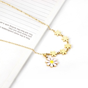 Collier ras du cou en acier inoxydable avec pendentif marguerite plaqué or 18 carats PVD, bijou tendance avec chaîne à maillons floraux pour anniversaires - Product Image 3